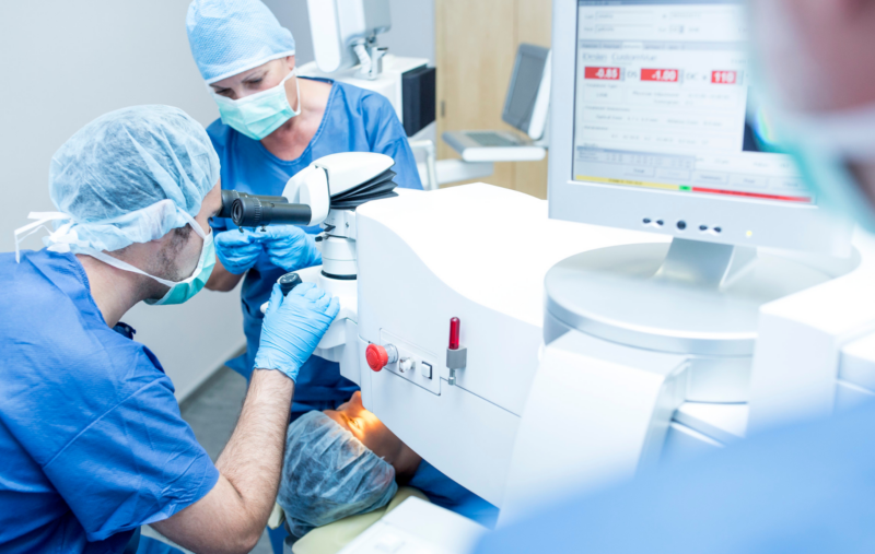 Chirurgie réfractive au laser pour la myopie et l'astigmatisme