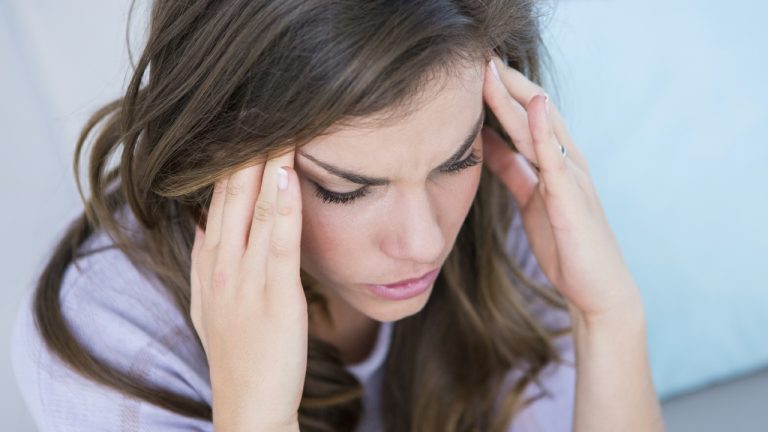 femme avec une migraine