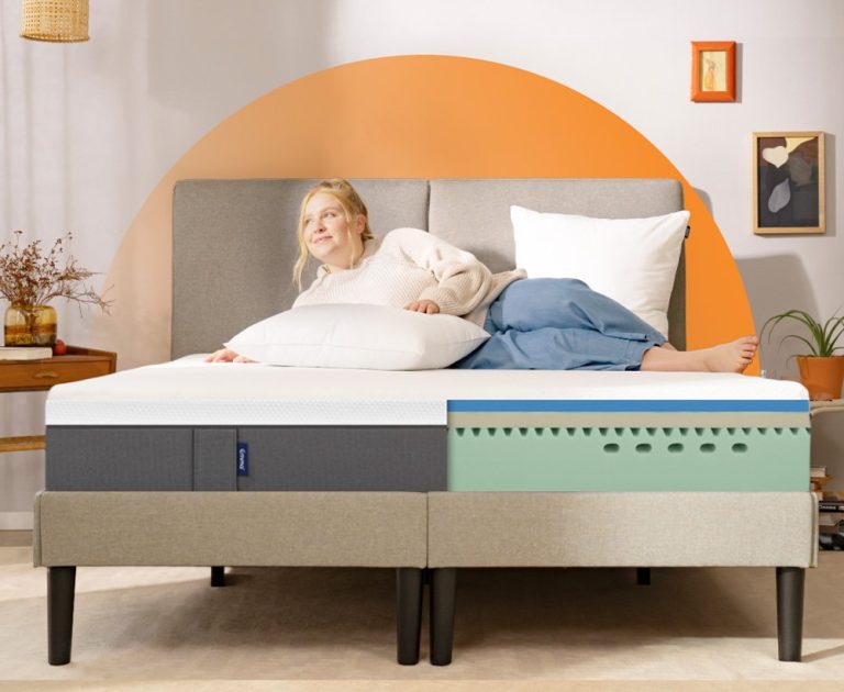 femme allongé sur un matelas