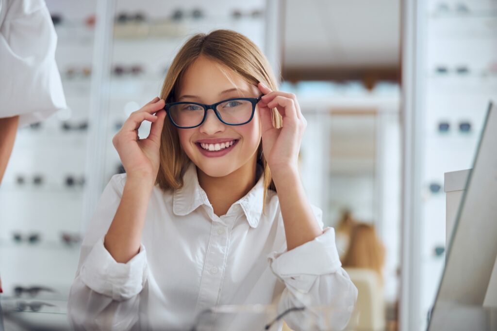 femme qui choisi ses lunettes de vue