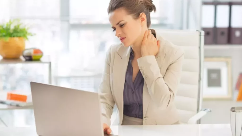 Comment soulager le torticolis et le mal de gorge: remèdes efficaces