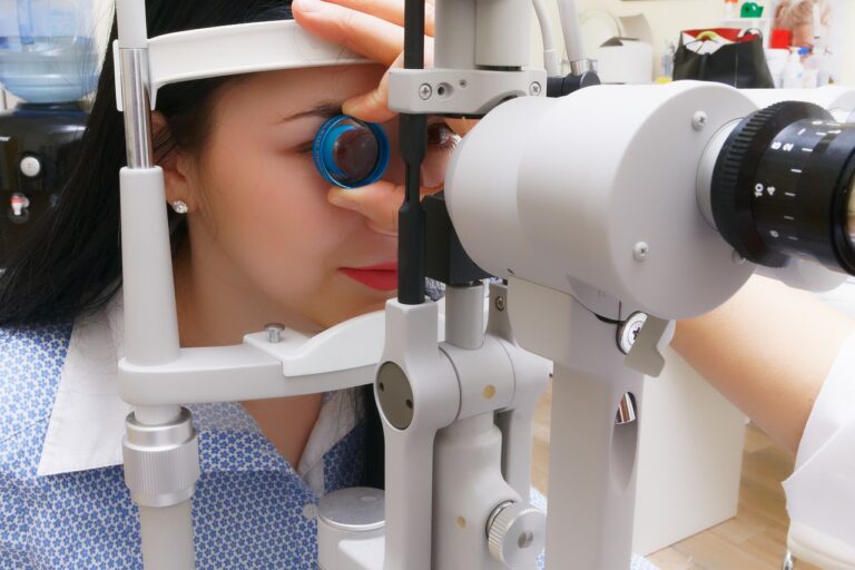 opticien faisant un examen de vue