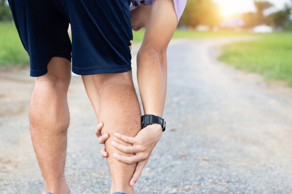 Douleurs au mollet pendant la course : causes et solutions possibles
