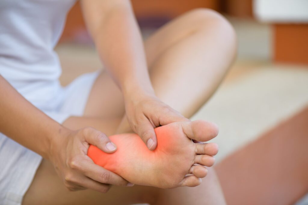 Les douleurs sous le pied à l’avant : causes et solutions