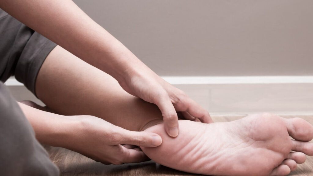 Comment Surmonter l’Épine Calcanéenne: Traitement et Conseils Pratiques pour la Santé de vos Pieds