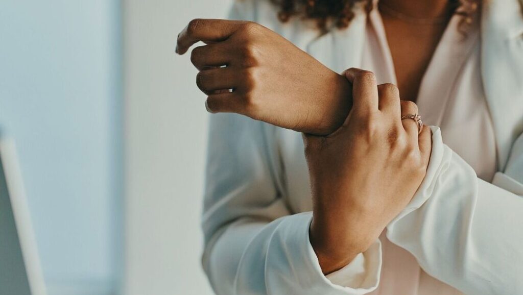 Comprendre les Causes et Traitements de l’Enflure des Mains en Marchant : Guide Pratique