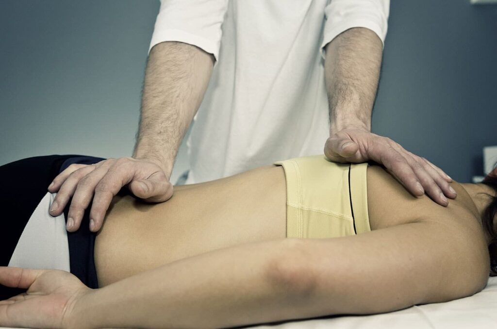 La physiothérapie antalgique du rachis lombaire : soulager la douleur et retrouver la mobilité