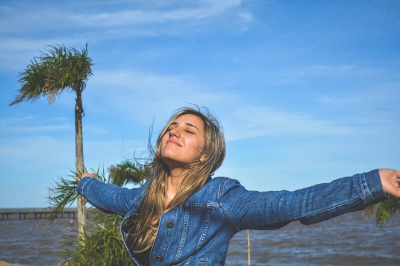 femme tete vers le ciel