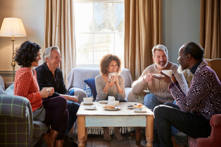 groupe amis hommes et femmes au café