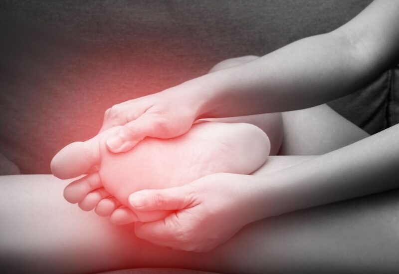 L&rsquo;origine mystérieuse de la douleur sous l&rsquo;avant du pied : causes et solutions