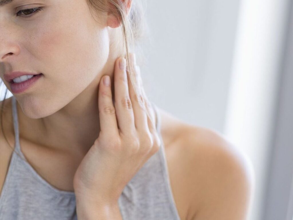 Pourquoi ai-je mal aux cervicales au réveil ? 5 causes possibles et leurs solutions