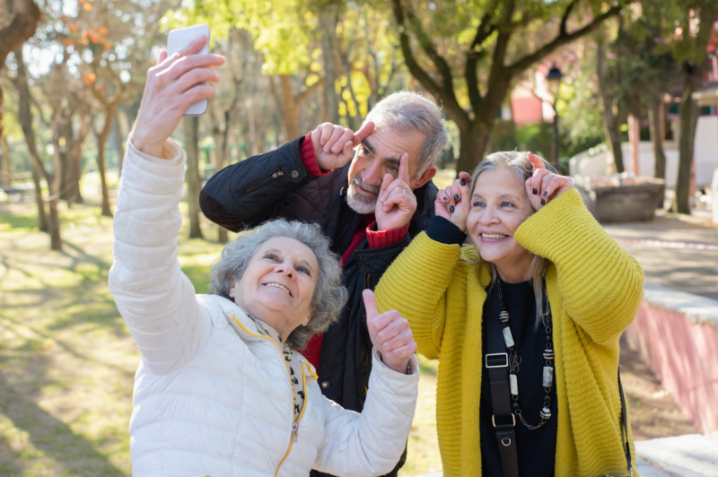 seniors heureux incontinence