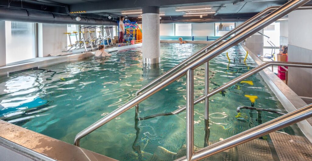 La kiné aquatique : est-ce vraiment bénéfique pour votre rééducation ?