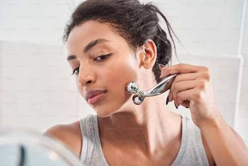 femme rouleau yoga facial