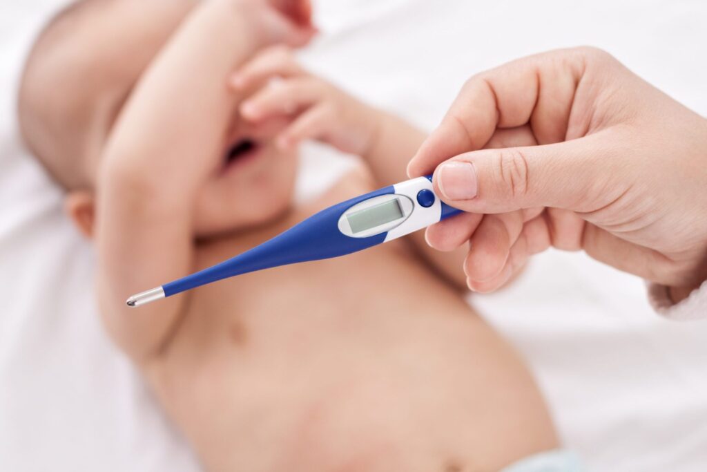 Pourquoi mon bébé a-t-il la tête chaude mais le corps froid ? Comprendre la fièvre chez les tout-petits