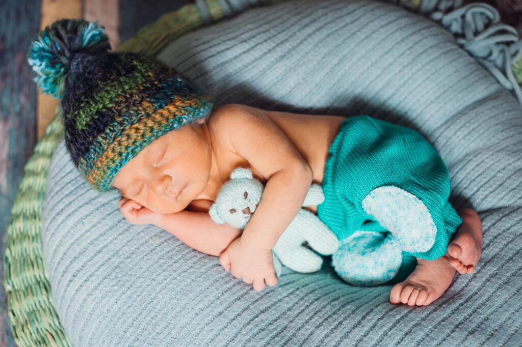 Pourquoi votre bébé se réveille au moindre bruit ? Comprendre et agir