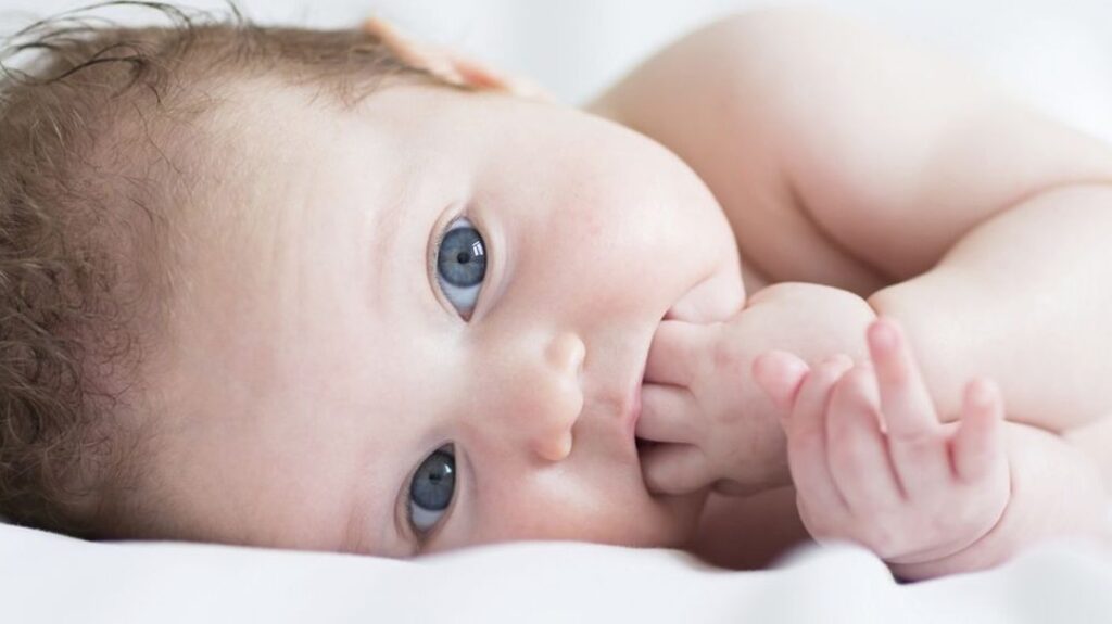Votre bébé a un palais blanc : causes et traitements possibles