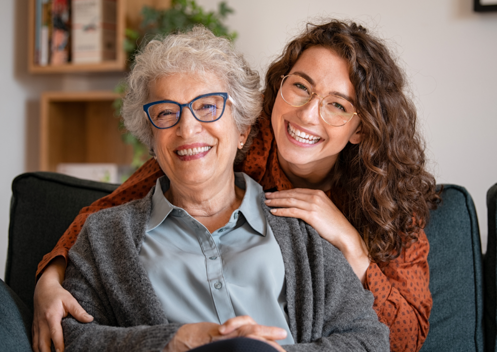 senior souriante avec sa fille