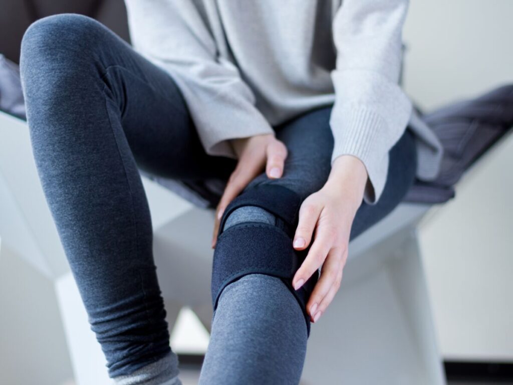 Image montrant un genou en souffrance avec une attention particulière sur les ligaments, illustrant le lien entre entorse et récupération lente