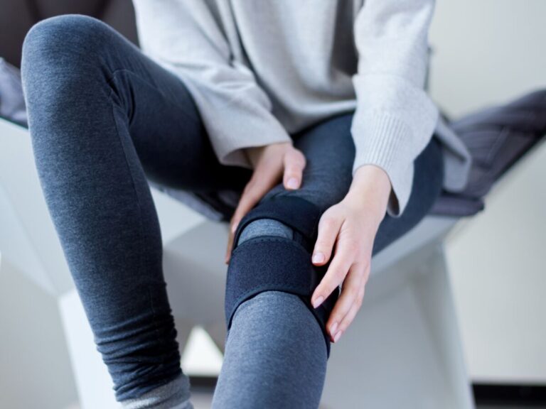 Image montrant un genou en souffrance avec une attention particulière sur les ligaments, illustrant le lien entre entorse et récupération lente