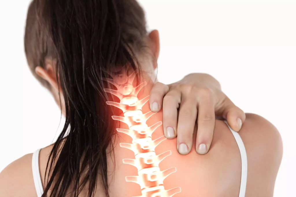 Un kinésithérapeute guidant un patient dans des exercices pour soulager une hernie cervicale