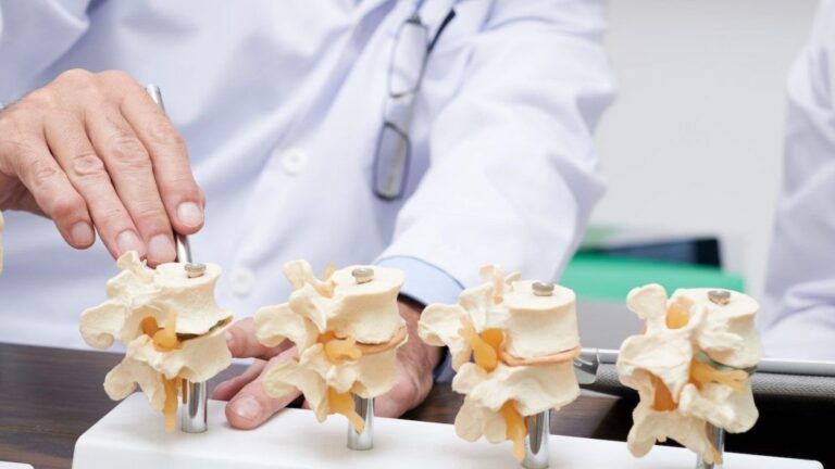 Illustration médicale expliquant les maladies de la colonne vertébrale, incluant les symptômes et traitements du pincement discal.