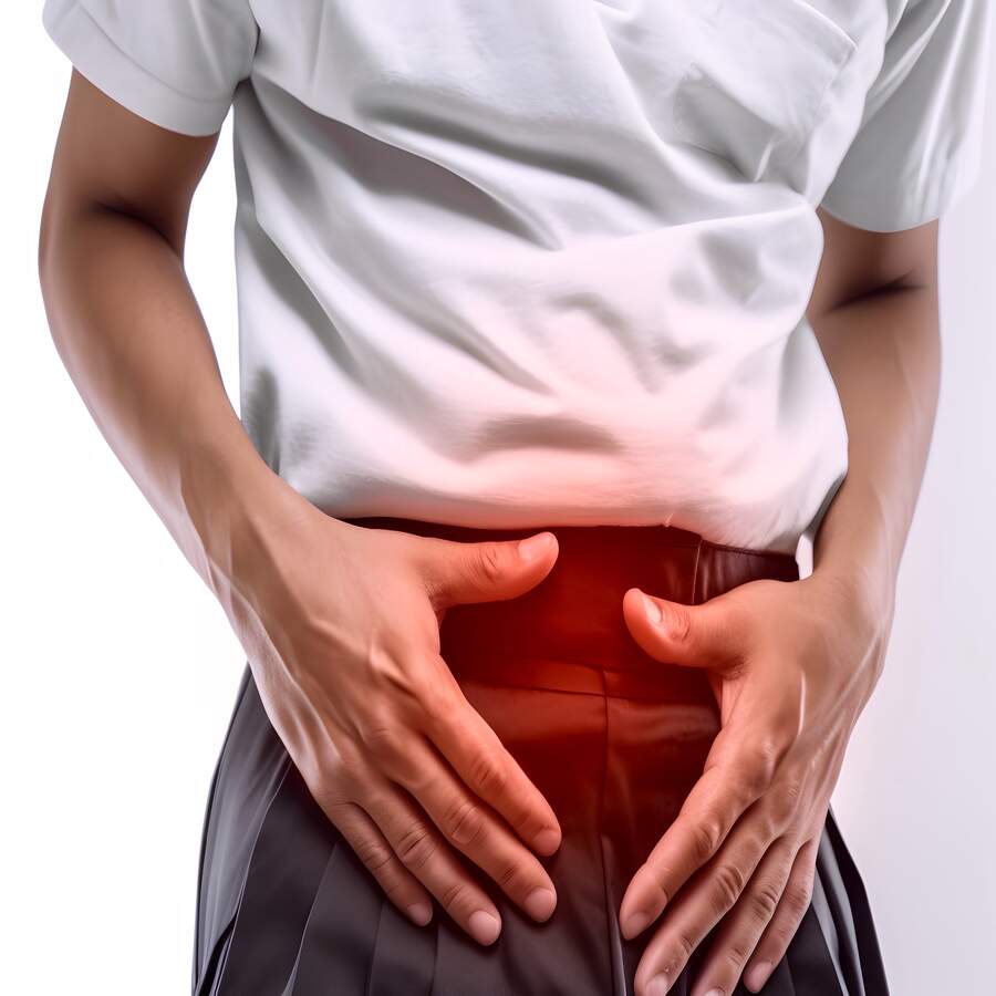 Un homme souffrant de douleurs abdominales, illustrant les symptômes caractéristiques de la diverticulite