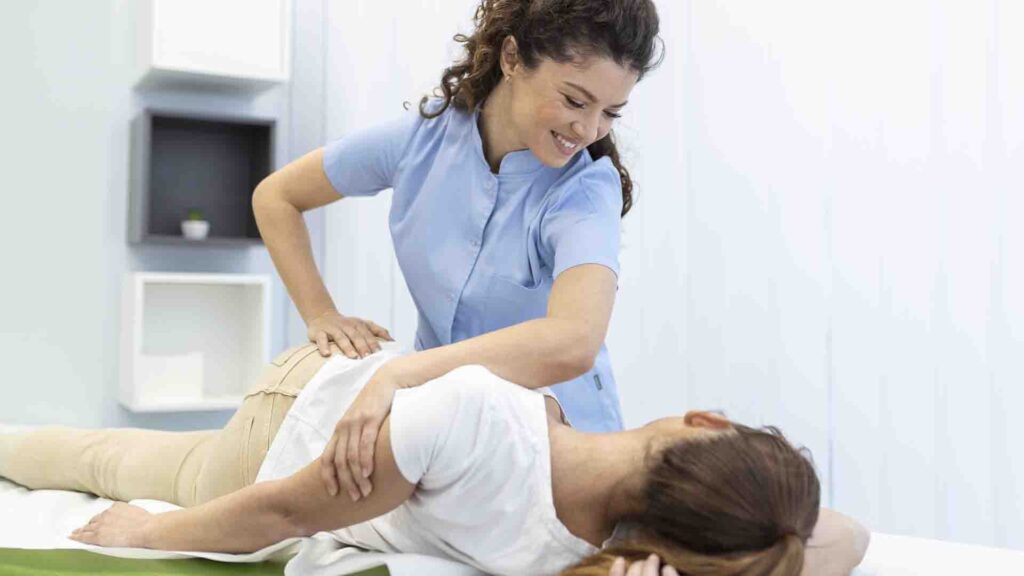 Une séance de kinésithérapie pour soulager la spondylarthrite ankylosante