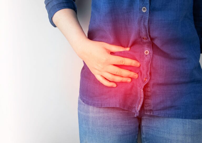 Vue macro montrant un concept médical autour de la maladie de Crohn, idéale pour sensibiliser sur cette MICI.
