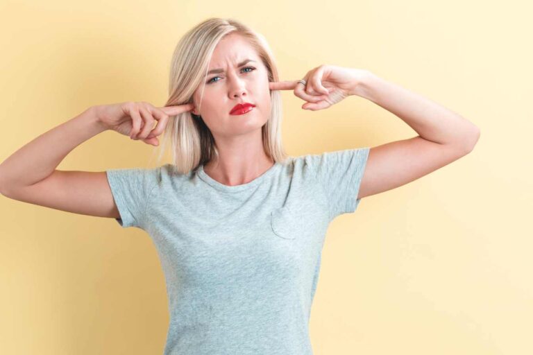 Oreille bouchée à cause d'un rhume : comprendre les causes émotionnelles