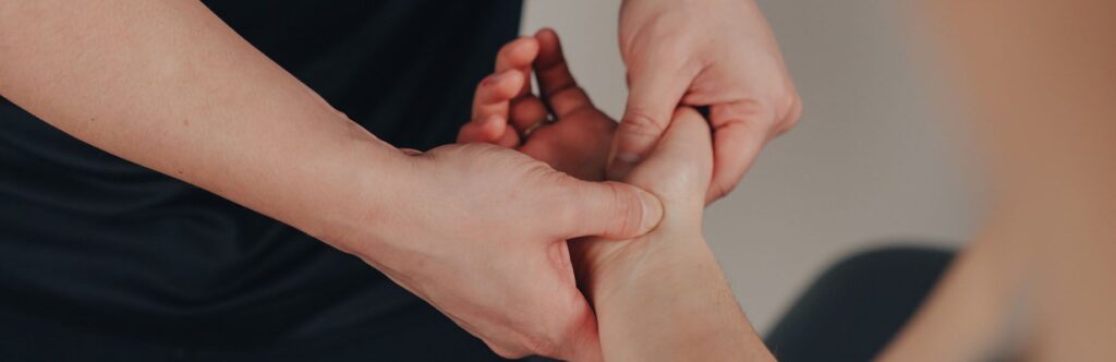 Image illustrant la tendinite de Quervain avec focus sur la douleur au poignet et la base du pouce, causes et solutions expliquées.