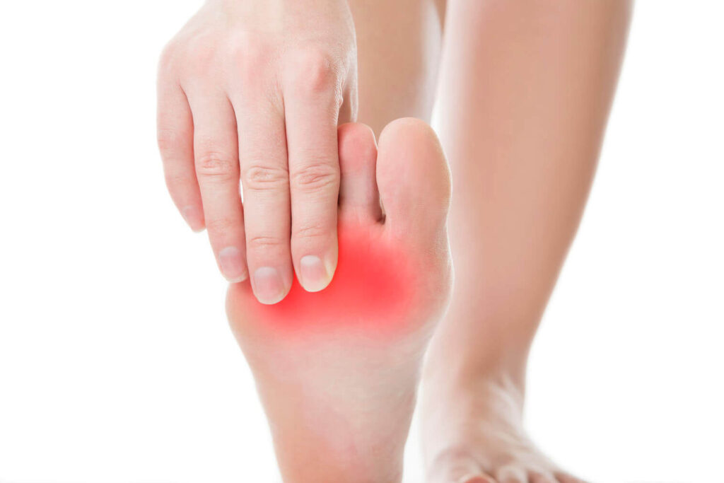 Douleur au pied gauche : causes et significations