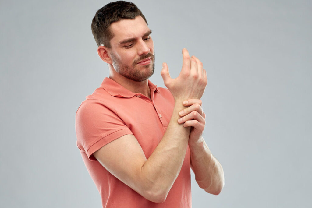 Douleur au poignet gauche : causes et signification