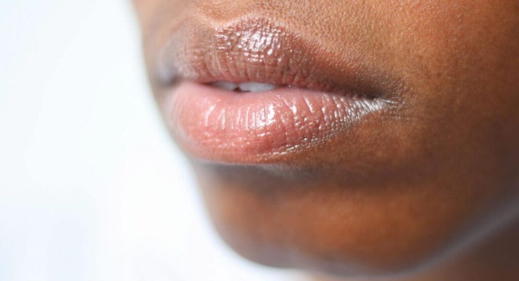 Grincer des dents la nuit : quelle signification spirituelle ?