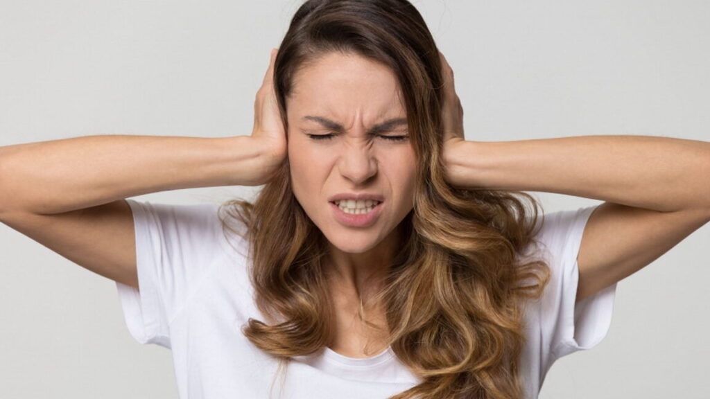 Oreille droite qui siffle : quelle signification ?