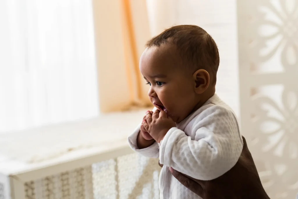 Parent réconfortant son bébé enrhumé avec des remèdes naturels contre la toux grasse