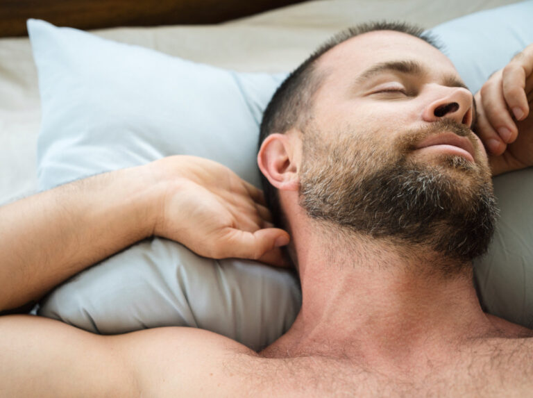 homme-barbu-dormant-dans-son-lit.jpg