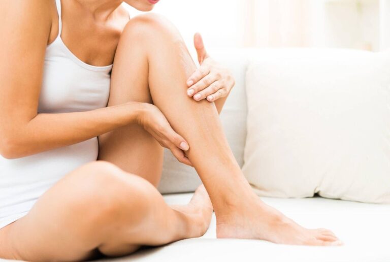 Femme utilisant un remède naturel pour soulager une cheville gonflée
