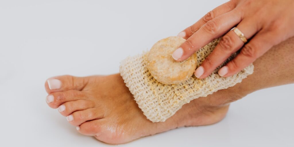 Méthodes naturelles pour éliminer la corne aux pieds efficacement