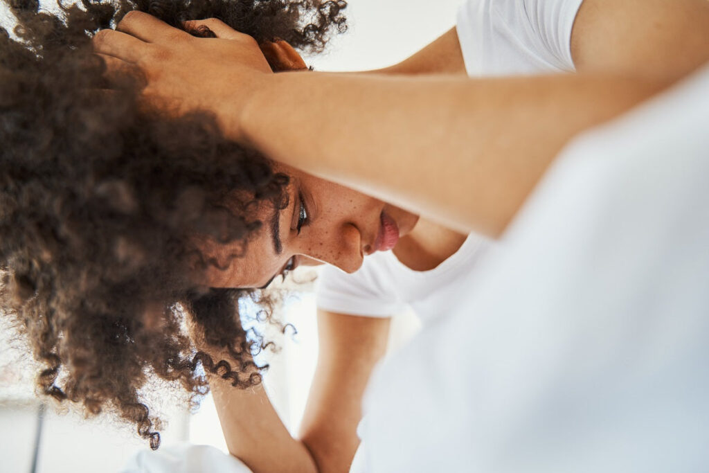 Femme appliquant un remède naturel maison sur un cuir chevelu avec croûtes
