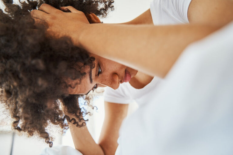 Femme appliquant un remède naturel maison sur un cuir chevelu avec croûtes