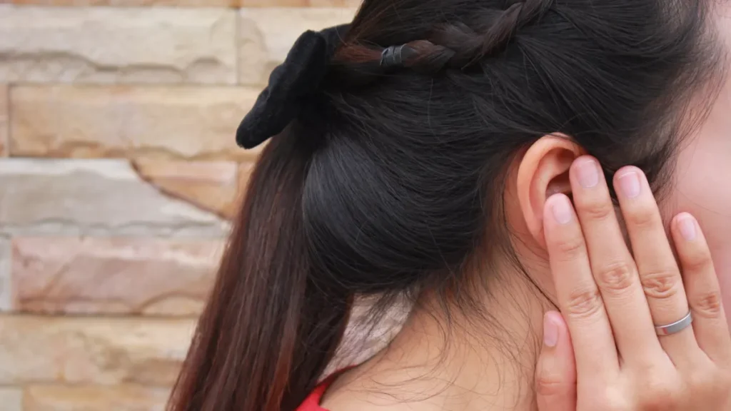 Femme utilisant des techniques naturelles pour soulager les acouphènes