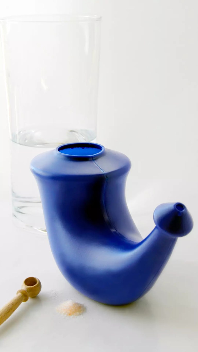 Femme préparant une tisane chaude avec des ingrédients naturels pour renforcer l’immunité