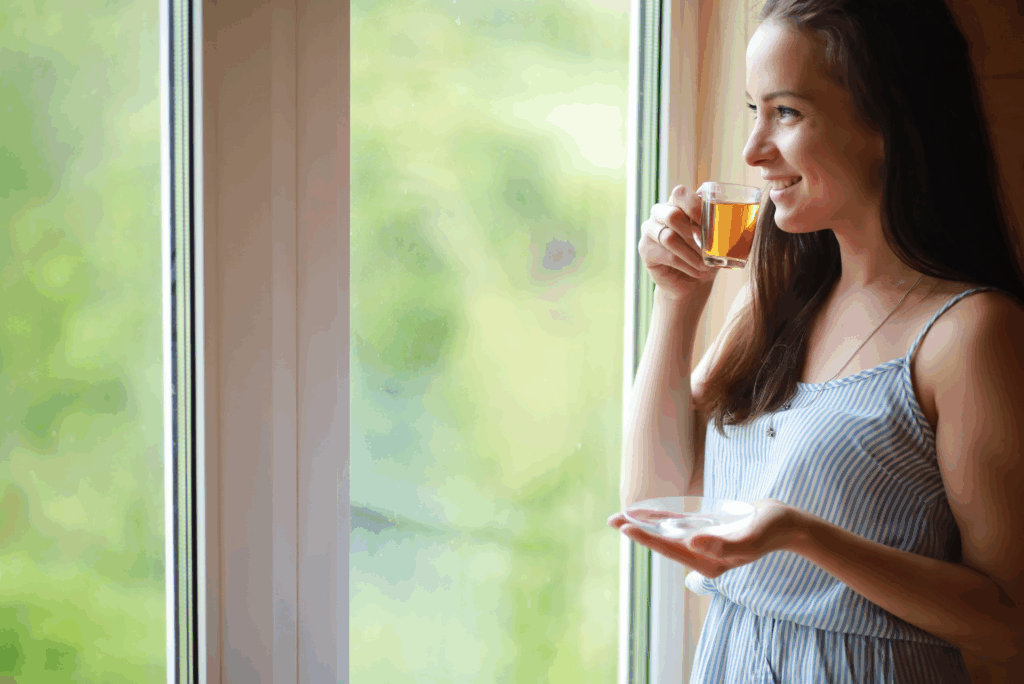 femme boit thé vert draineur naturel
