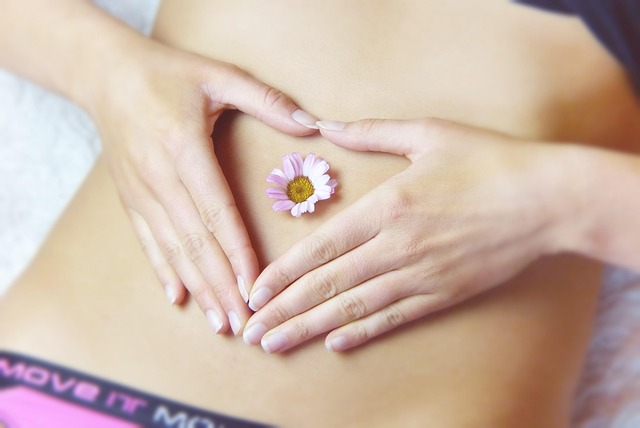 femme ventre et fleur
