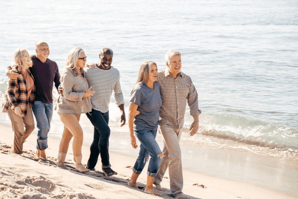 groupe de senior sur la plage