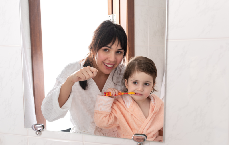 Découvrez comment intégrer facilement la santé bucco-dentaire à votre routine de bien-être au quotidien, pour un sourire sain et une hygiène de vie globale.